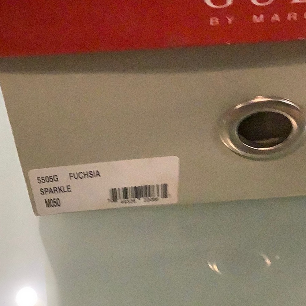 Adorable Guess sandals - Picture 2 of 5